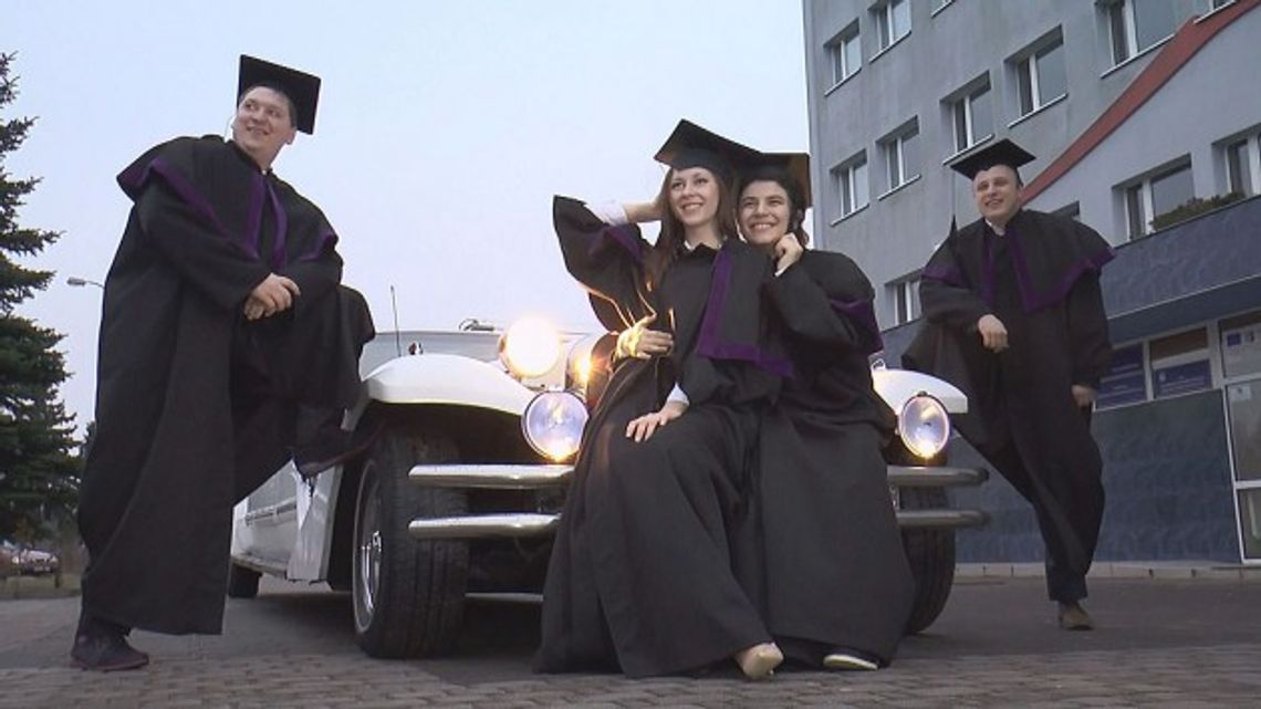 Absolwenci WSA w Łomży żegnają się z uczelnią - VIDEO