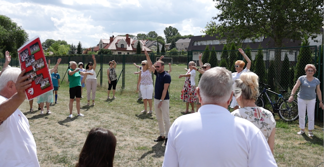 Aktywni seniorzy i ich gość Europoseł Tomasz Frankowski integrowali się na łomżyńskich bulwarach [VIDEO i FOTO]