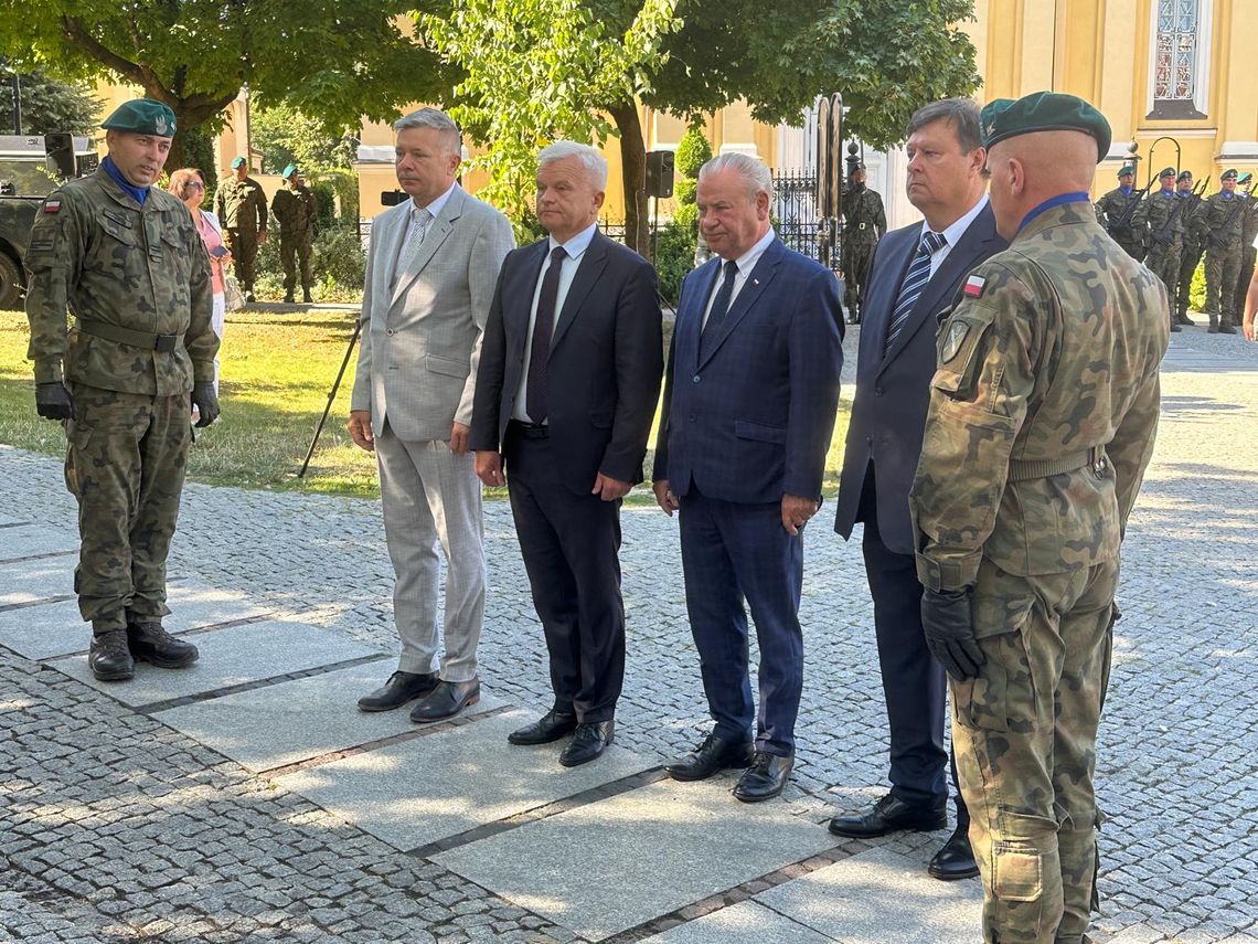 Apel poległych z okazji Święta Wojska Polskiego w Łomży - [VIDEO]