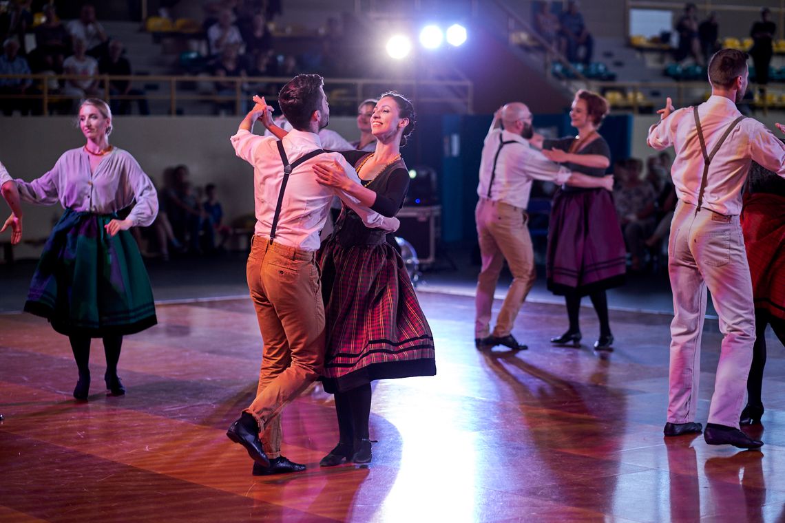 Barwny taniec, muzyka i śpiew połączył kulturę w Piątnicy [FOTO]