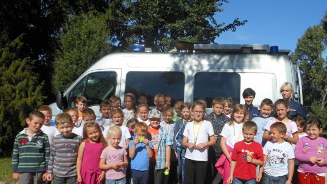 „Bezpieczna droga do szkoły” z łomżyńskimi policjantami „Bezpieczna droga do szkoły” z łomżyńskimi policjantami