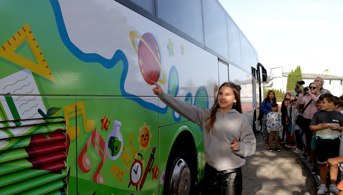 Bezpiecznie i radośnie kolorowym autobusem do szkoły w Konarzycach [VIDEO]