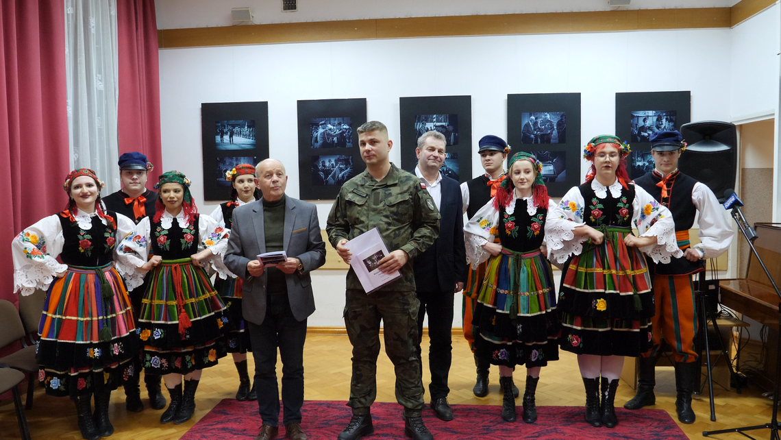 Codzienność wojska w obiektywie. Niezwykła wystawa Wojciecha Trawińskiego - [VIDEO]