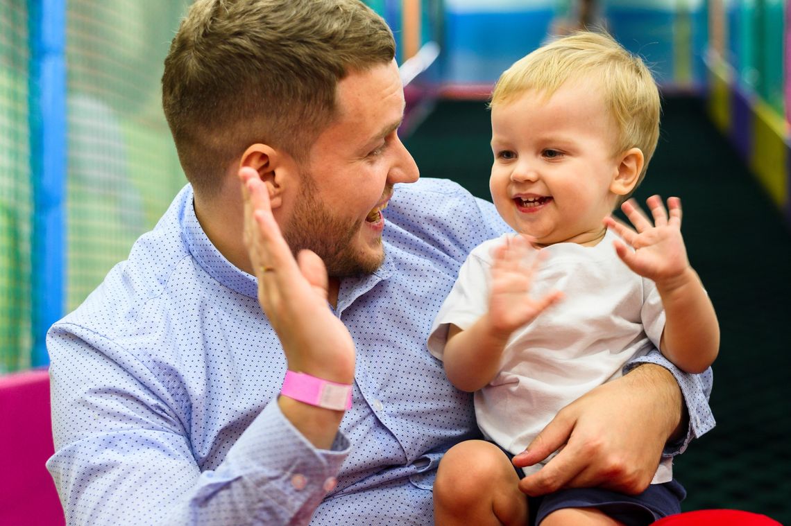Coraz więcej mężczyzn korzysta z urlopu rodzicielskiego, ale coraz mniej – z urlopu ojcowskiego
