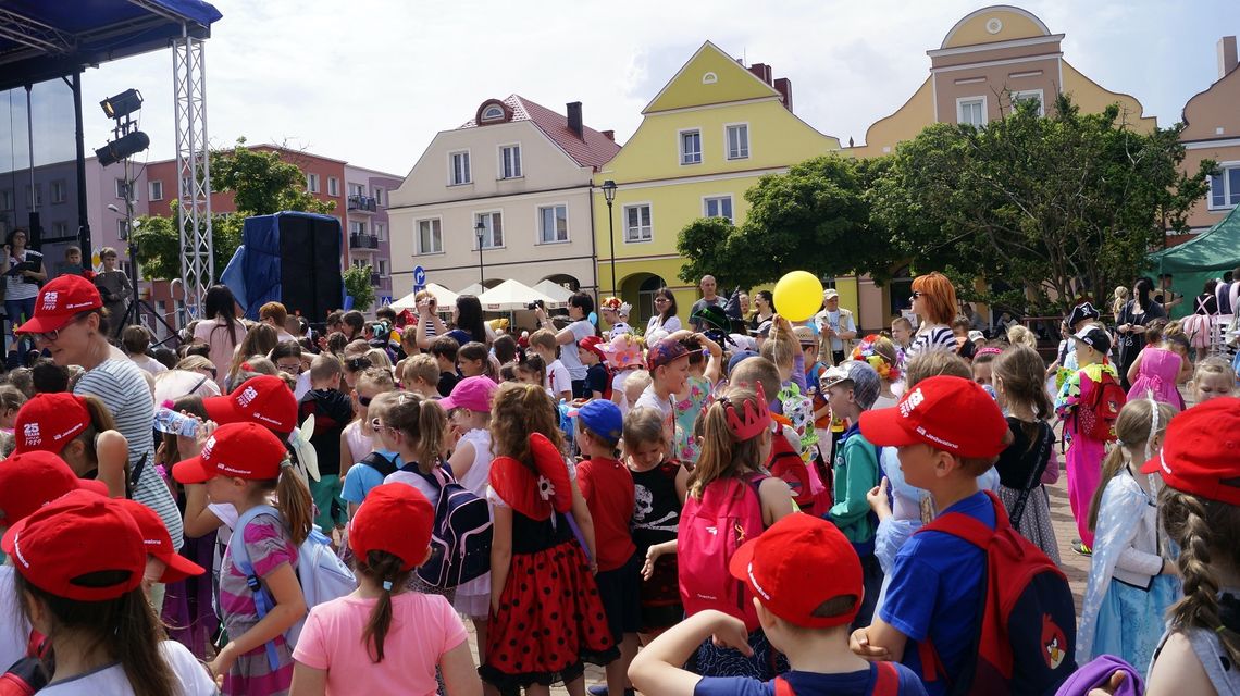 Dzieci świętują na łomżyńskiej Starówce - FOTO