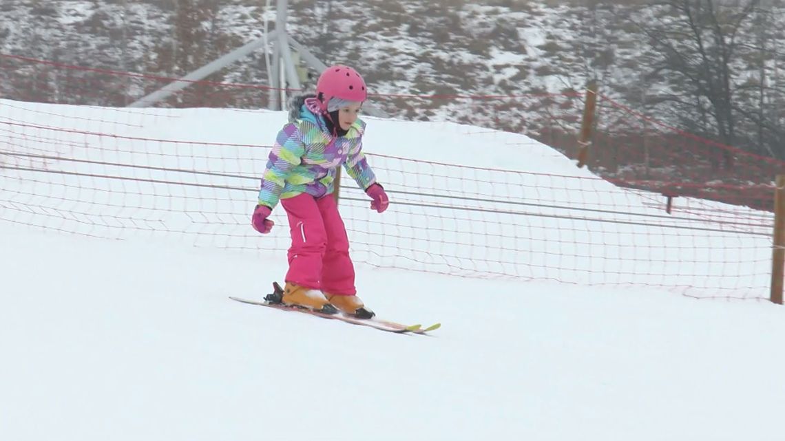 Ferie zimowe na stoku narciarskim w Rybnie - VIDEO