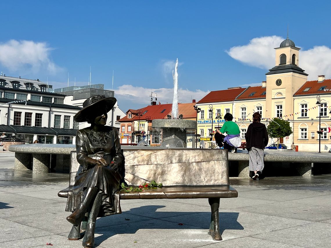 Hanka Bielicka usiadła przy fontannie na Starym Rynku