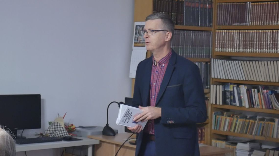 "Imigranci wracają do domu". Prezentacja książki Wojciecha Kudyby w Bibliotece Miejskiej w Łomży [VIDEO]