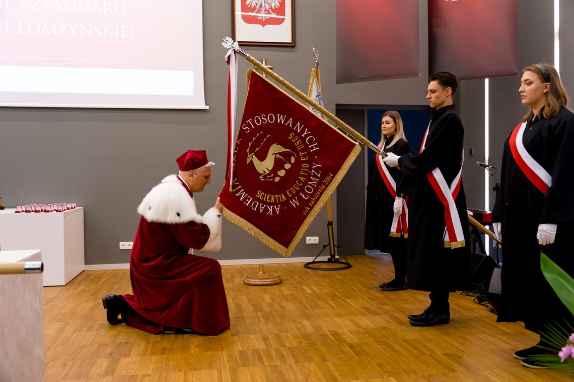 Inauguracja w Akademii Łomżyńskiej z nowym Sztandarem [VIDEO]