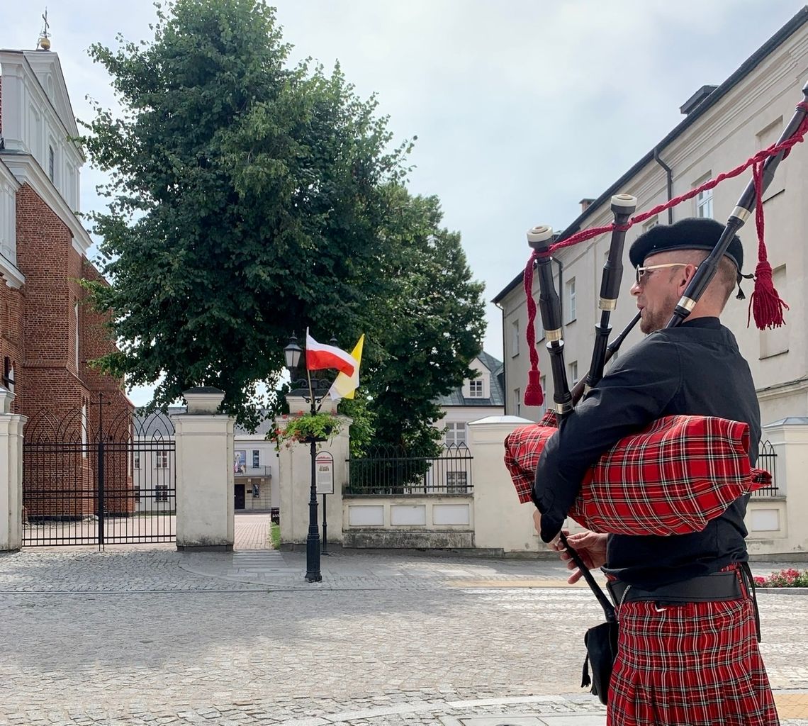 Irlandczyk grał na Dudach Szkockich w historycznej części Łomży [VIDEO i FOTO] 