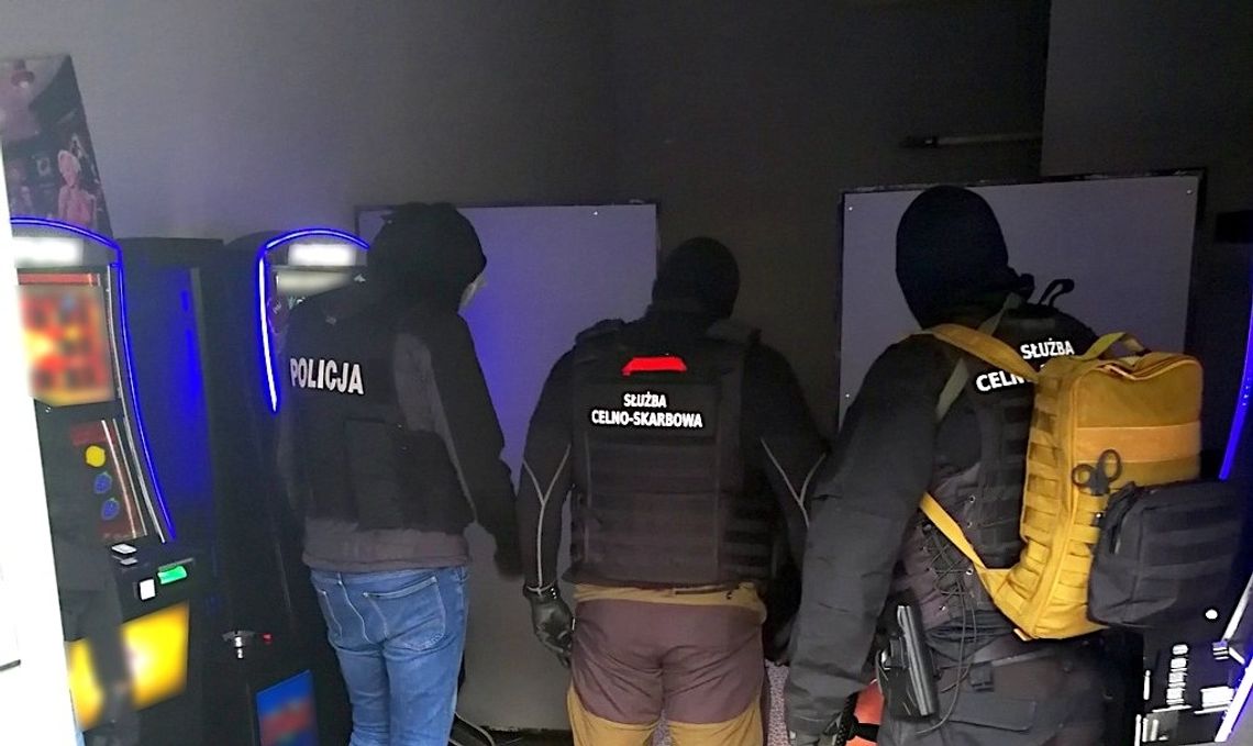 KAS i policja zlikwidowały nielegalne salony gier hazardowych w Łomży [VIDEO i FOTO] 