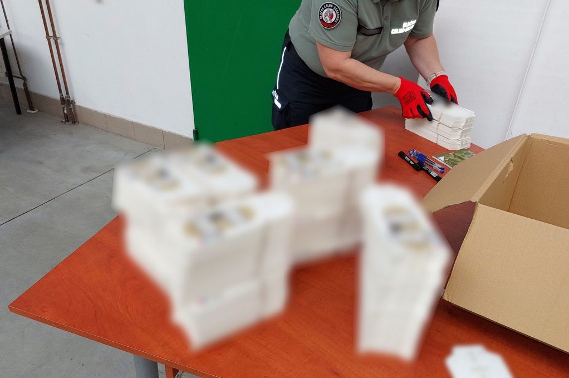 KAS zatrzymała transport podrobionej poligrafii służącej do produkcji nielegalnych papierosów