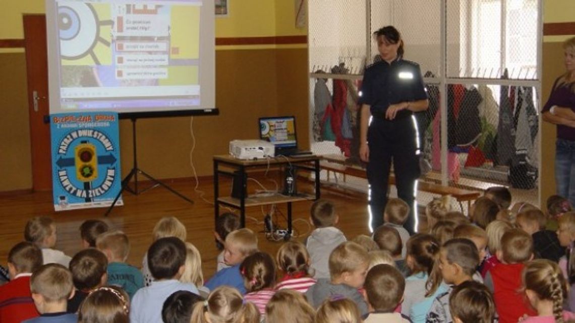 Kolneńscy policjanci i SpongeBob w szkole