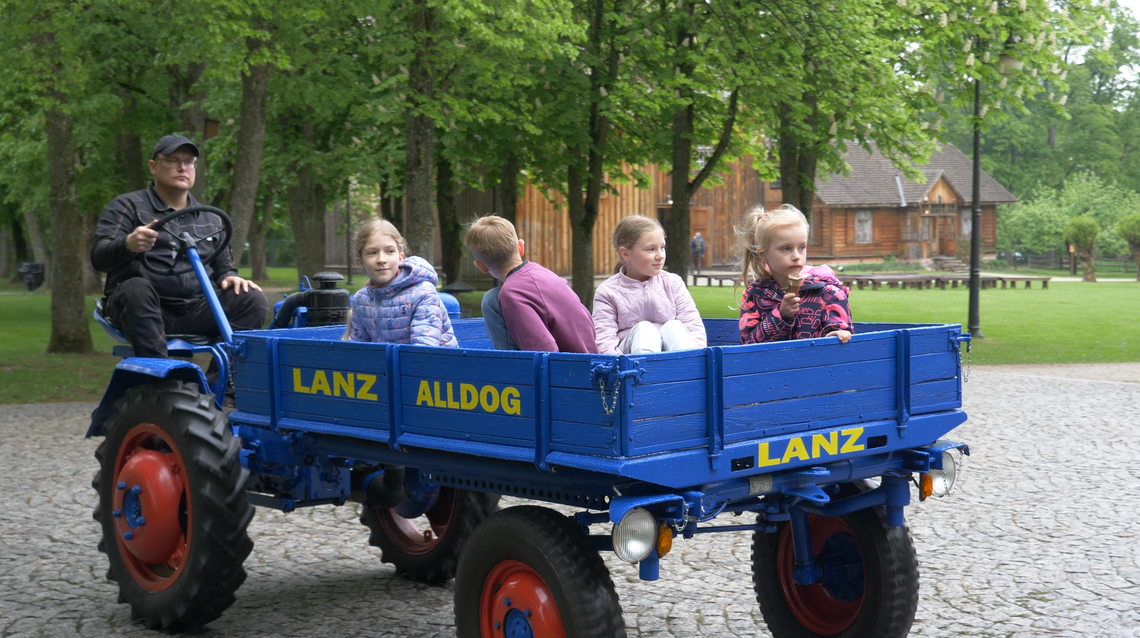 Koło w roli głównej. Noc Muzeów w Muzeum Rolnictwa w Ciechanowcu pełna światła, historii i ruchu - [VIDEO]
