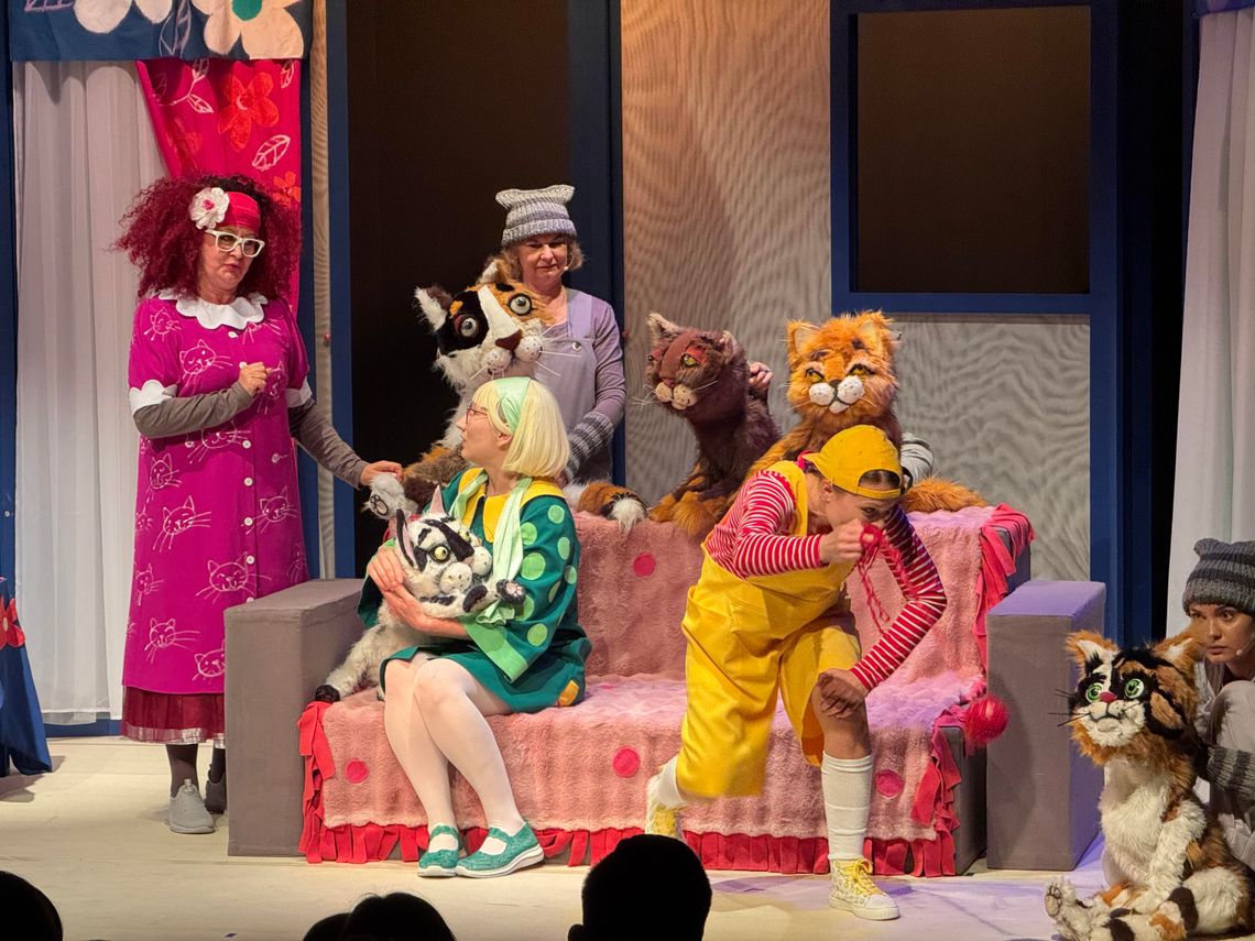 Kot Cukierek wyszedł z książki. Łomżyński teatr otworzył nim jubileuszowy sezon - [VIDEO]