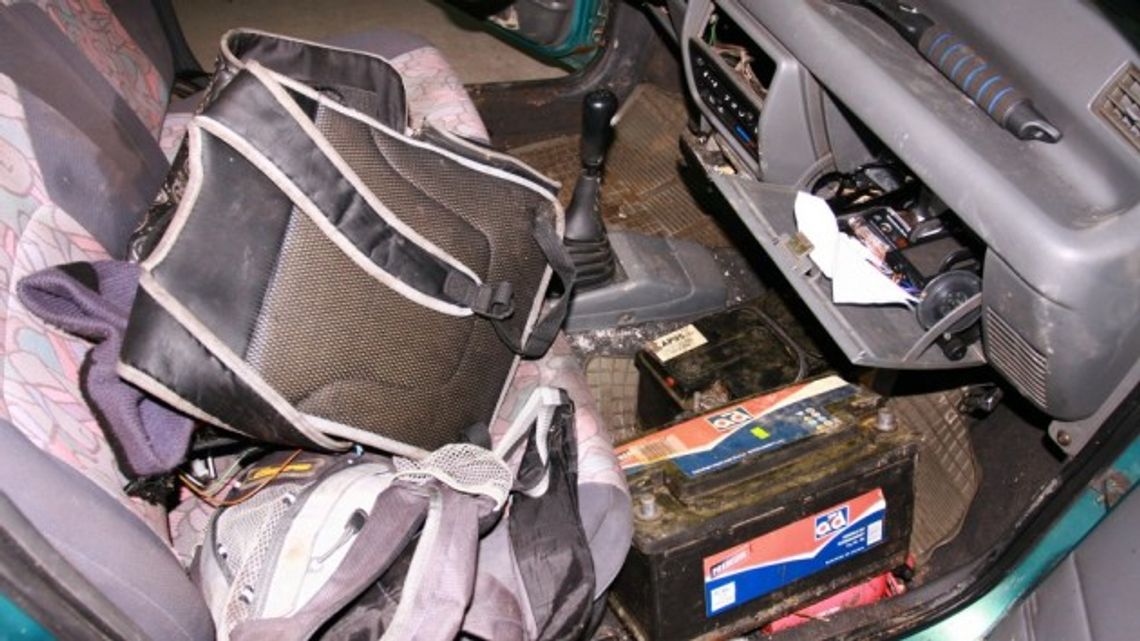 Kradli metalowe części silników i akumulatory Kradli metalowe części silników i akumulatory