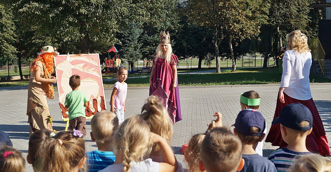 Królowa Bona w towarzystwie Pani Jesieni z wizytą u przedszkolaków [FOTO] 
