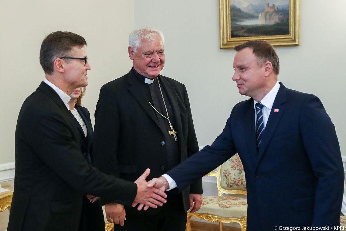 Krzyż Kawalerski Orderu Odrodzenia Polski dla ks. Sławomira Śledziewskiego Krzyż Kawalerski Orderu Odrodzenia Polski dla ks. Sławomira Śledziewskiego