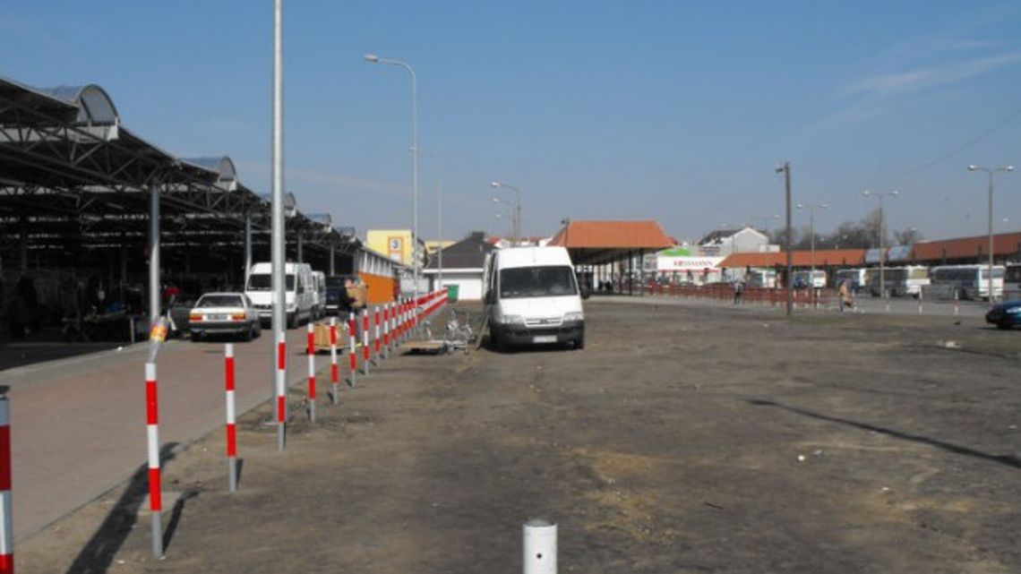 Kwiaty, alejki, a potem pomnik Kwiaty, alejki, a potem pomnik