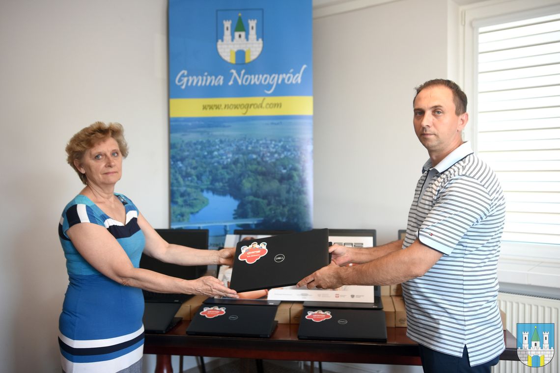 Laptopy od GAZ-SYSTEM dla uczniów z gminy Nowogród