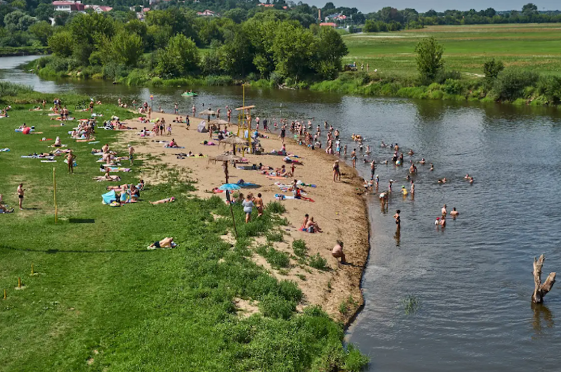 Letni wypoczynek na plaży z ratownikami przez miesiąc