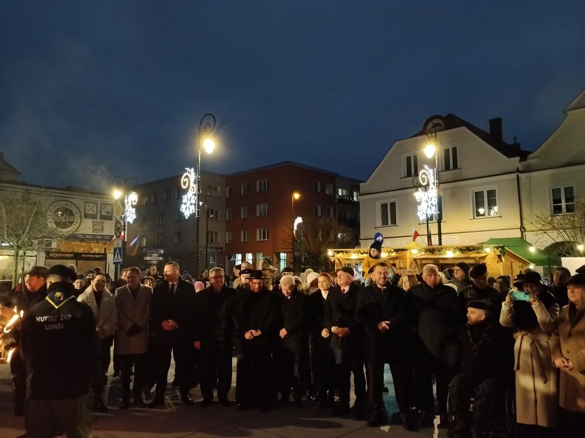 Łomża świętuje razem. Miejska Wigilia rozświetliła Stary Rynek Betlejemskim Światłem [VIDEO]