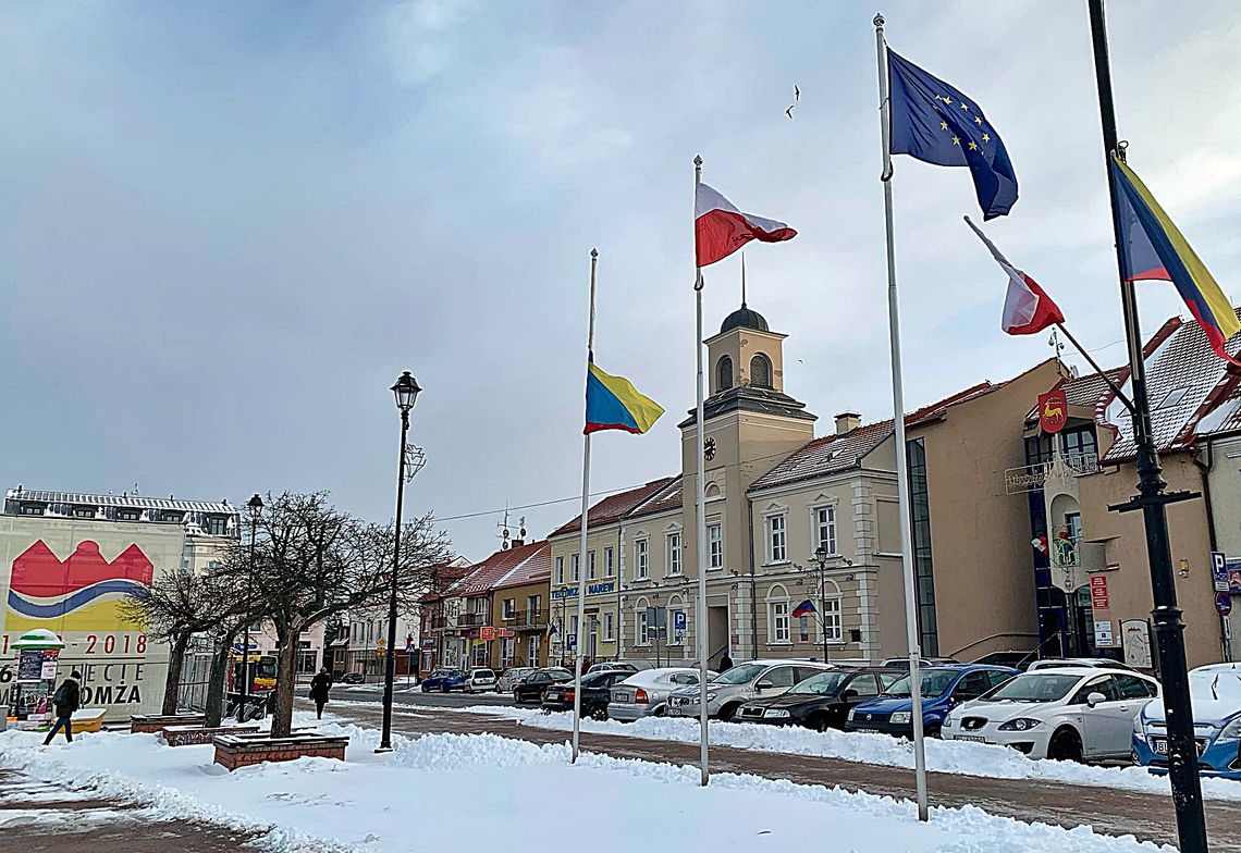 Łomża też żegna swoimi flagami prezydenta Pawła Adamowicza  