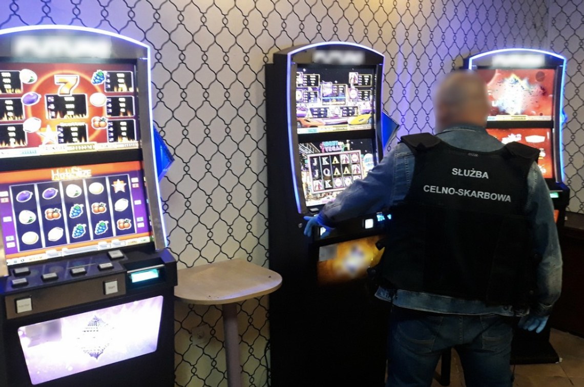 Łomżyńscy funkcjonariusze KAS zabezpieczyli nielegalne automaty i sterydy [FOTO]