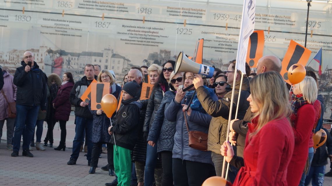 Łomżyńscy nauczyciele wychodzą na ulicę [FOTO] 