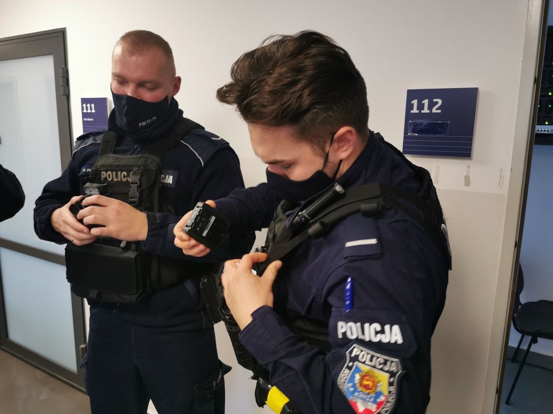 Łomżyńscy policjanci z kamerami na mundurach 