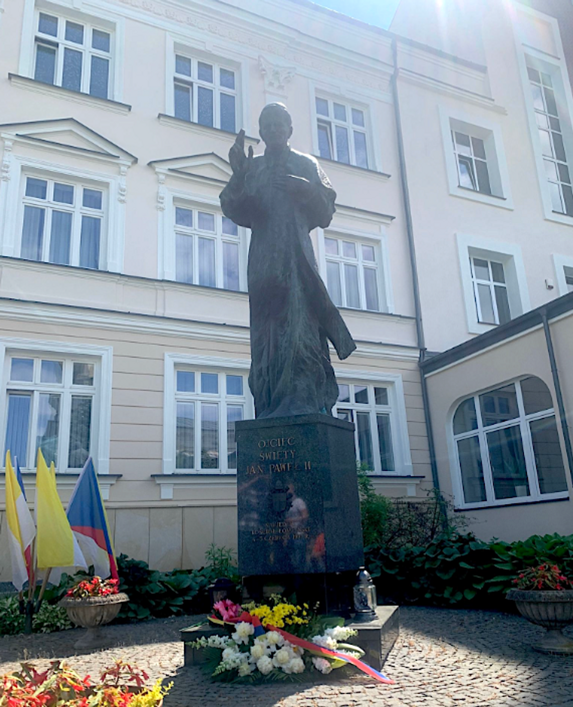 Łomżyńscy radni przyjęli stanowisko w obronie dobrego imienia św. Jana Pawła II