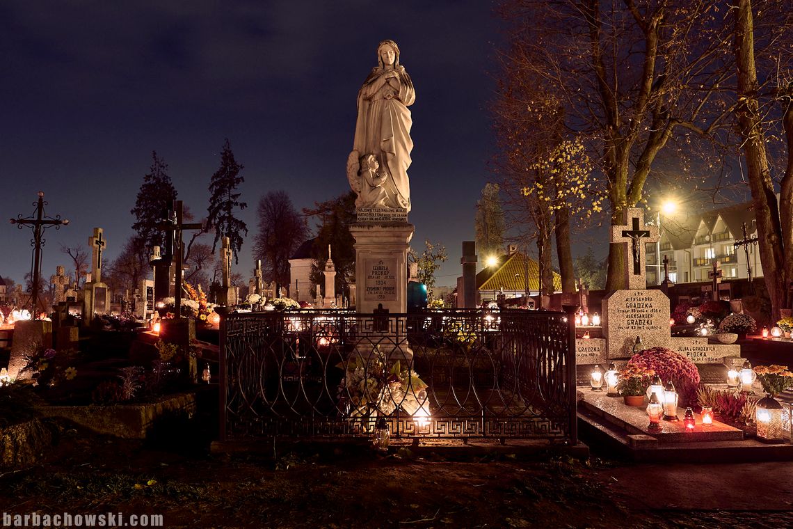 Łomżyńska nekropolia na zdjęciach nocnych [FOTO]