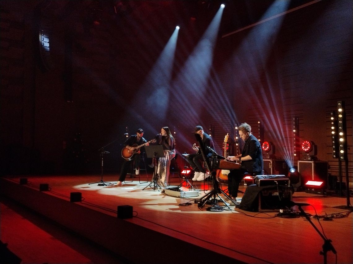 Magiczny Koncert Blue Cafe w Filharmonii Kameralnej w Łomży – Świąteczny Prezent dla Mieszkańców [VIDEO]