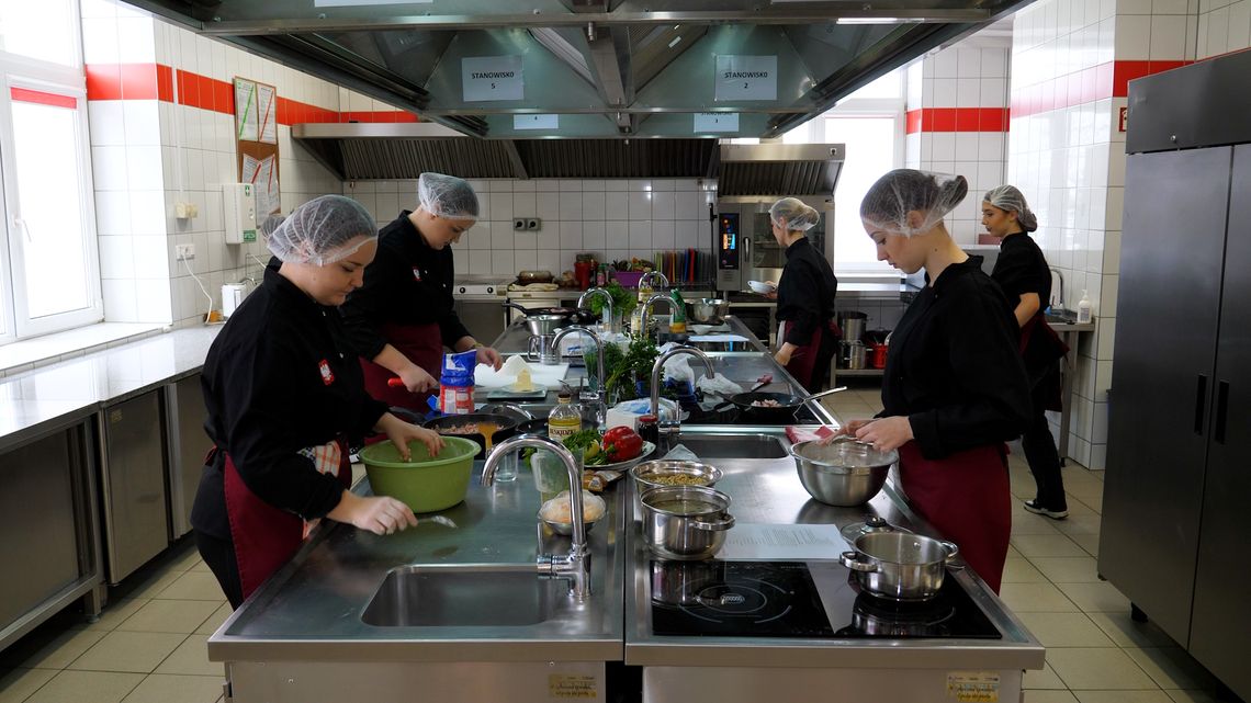 Młodzi kucharze w akcji! VI edycja „Gotuj z Klasą” w Łomży