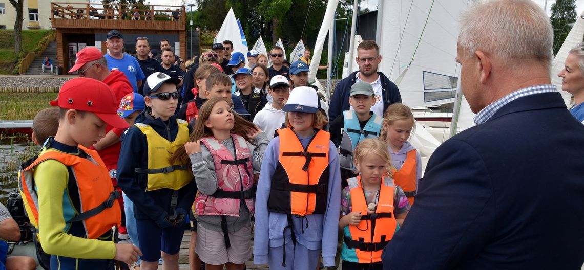 Młodzież pod żaglami na Jeziorze Rajgrodzkim - [VIDEO]
