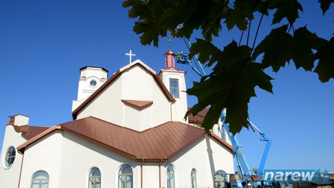 Montaż kopuły na najmniejszej wieży kościoła Krzyża Świętego