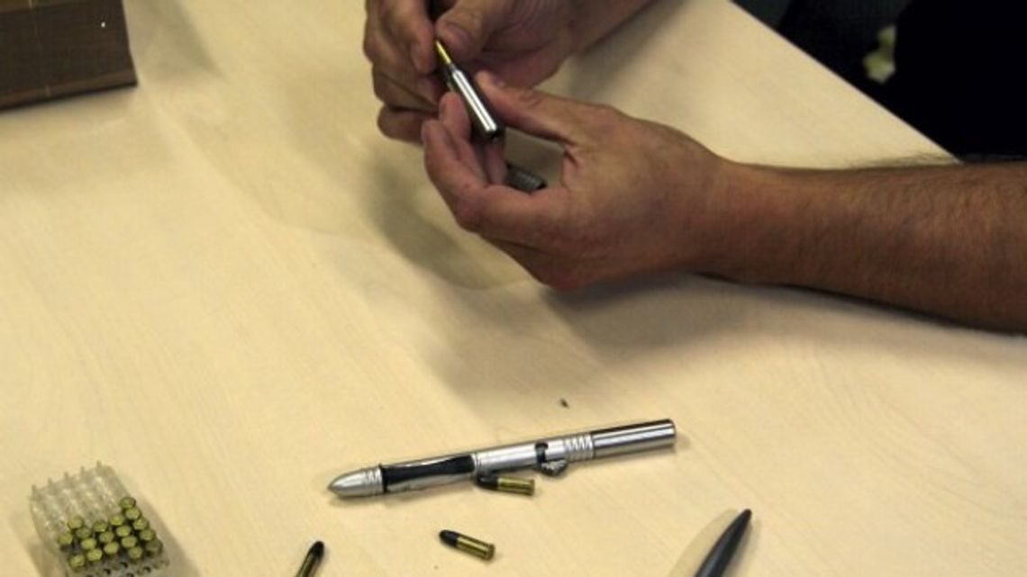 Może Bond? Może „Q”? Może Bond? Może „Q”?