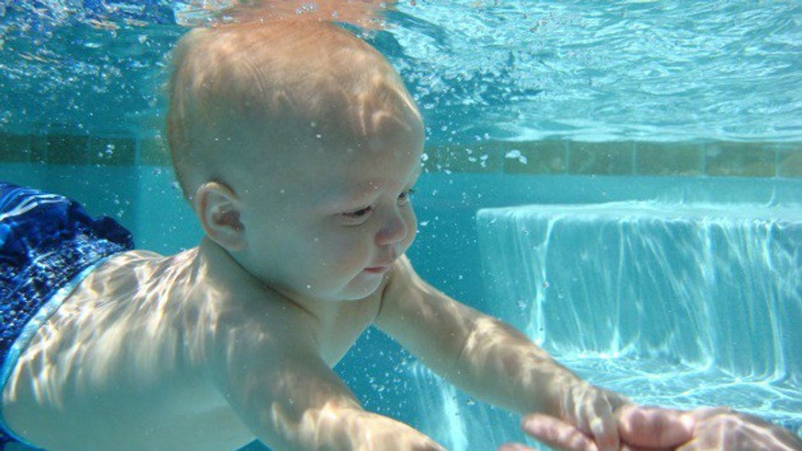 Nauka pływania niemowląt i małych dzieci