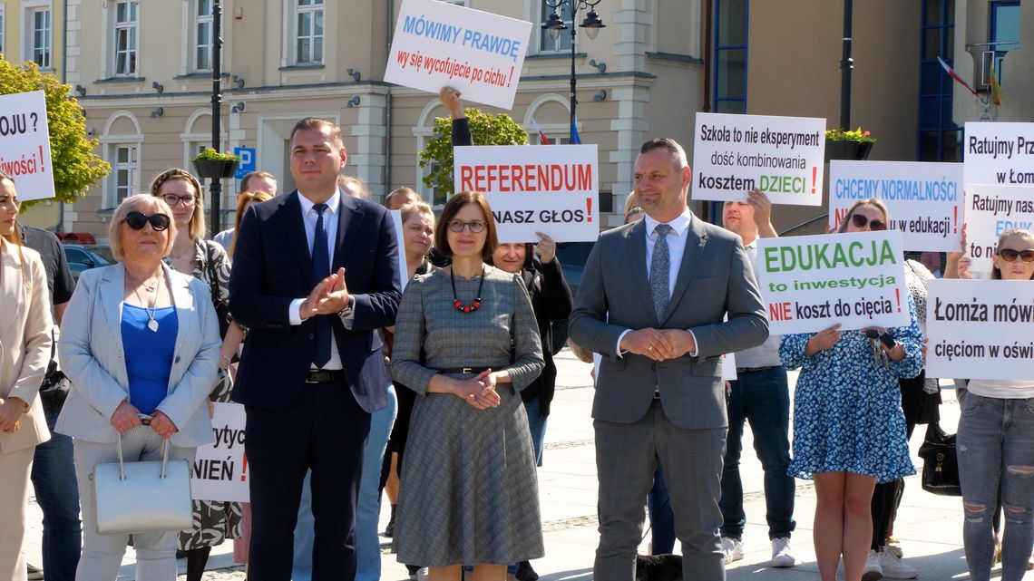 Nie dla cięć w oświacie – konferencja prasowa z udziałem radnego Marcina Mieczkowskiego i rodziców