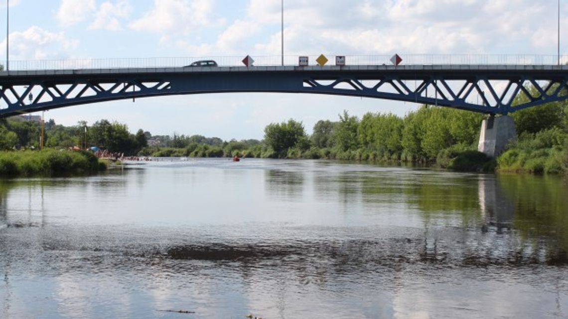 Niebezpieczne dno pod mostem Hubala