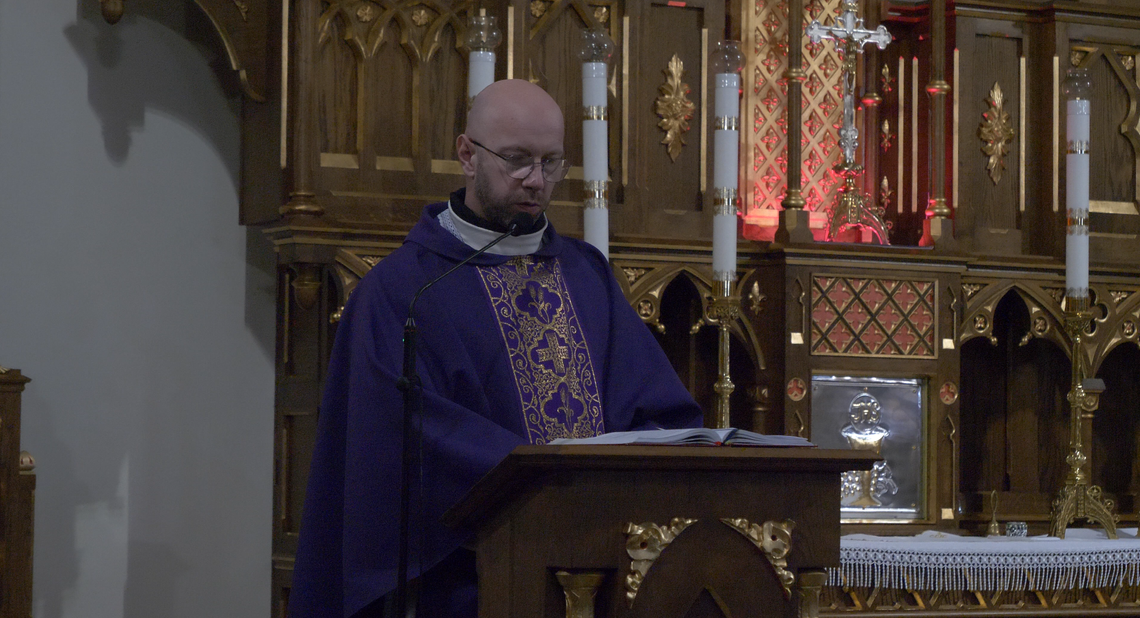 Nocna wędrówka pełna ciszy i refleksji. Ekstremalna Droga Krzyżowa w Łomży - [VIDEO]