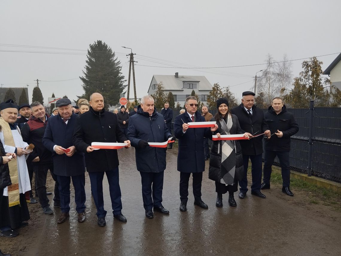 „Nowa droga w Janowie oddana do użytku – inwestycja poprawi komfort i bezpieczeństwo mieszkańców” „Nowa droga w Janowie oddana do użytku – inwestycja poprawi komfort i bezpieczeństwo mieszkańców”