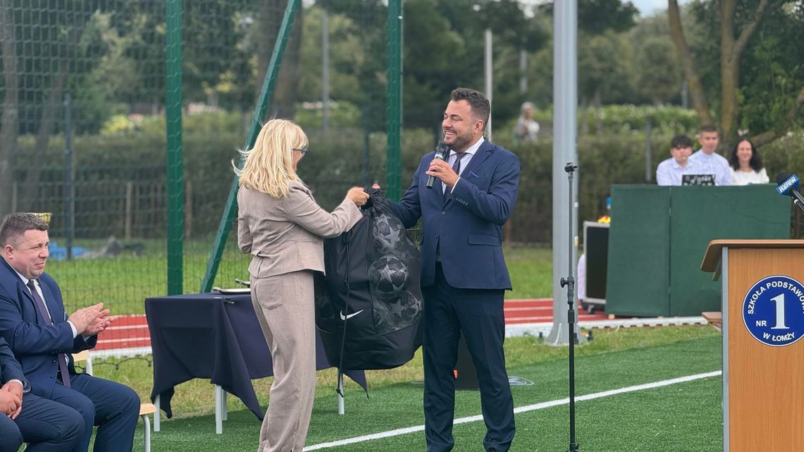 Nowe boisko, nowe możliwości. SP1 w Łomży zyskała kompleks sportowy, na który czekała od lat - [VIDEO]
