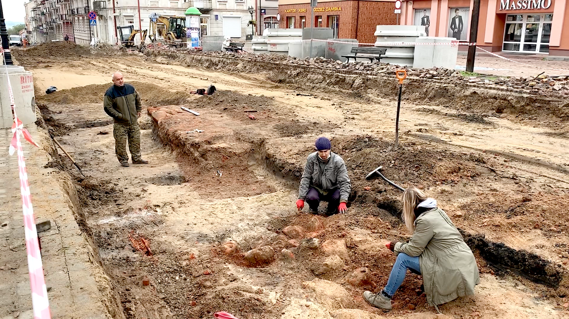 Nowe odkrycia archeologiczne przy ulicy Dwornej w Łomży [VIDEO] 