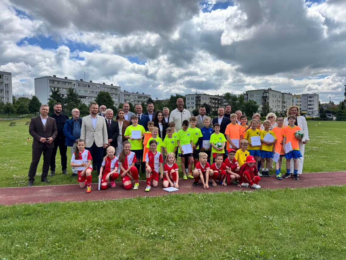 Nowe pełnowymiarowe boisko przy SP 9 w Łomży. 4 mln zł rządowego wsparcia i wielkie plany dla młodych sportowców - [VIDEO]