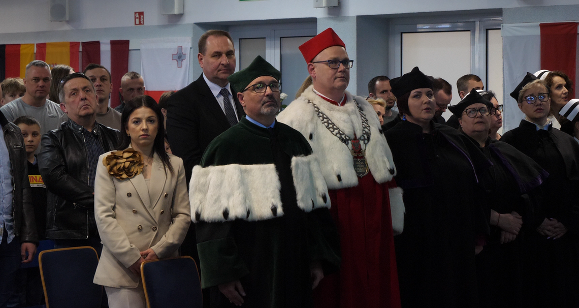 Nowe pokolenie w służbie zdrowia. Uroczystość czepkowania w Międzynarodowej Akademii Nauk Stosowanych w Łomży - [VIDEO]