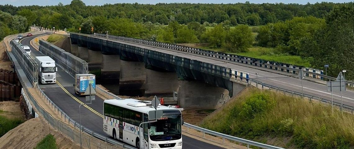 Objazd po tymczasowym moście na DK64 pod Wizną