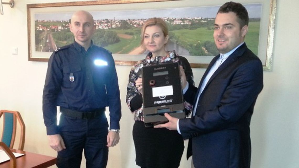 Ogólnodostępny alkomat w łomżyńskiej komendzie Ogólnodostępny alkomat w łomżyńskiej komendzie