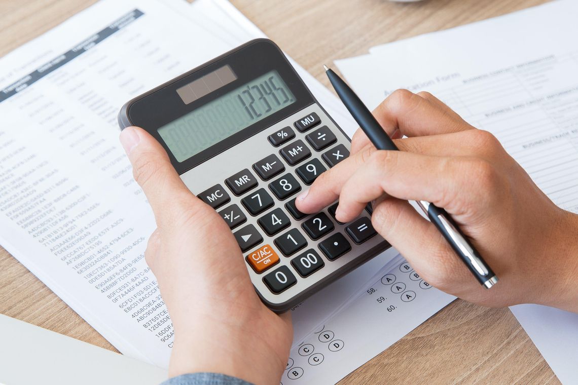 Osoby uprawnione do zasiłku lub świadczenia przedemerytalnego, które dorabiały, muszą rozliczyć się z ZUS-em