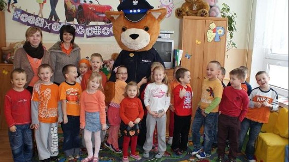 Ostrołęka: Komisarz Kurpik odwiedził dzieci z „dwójki”